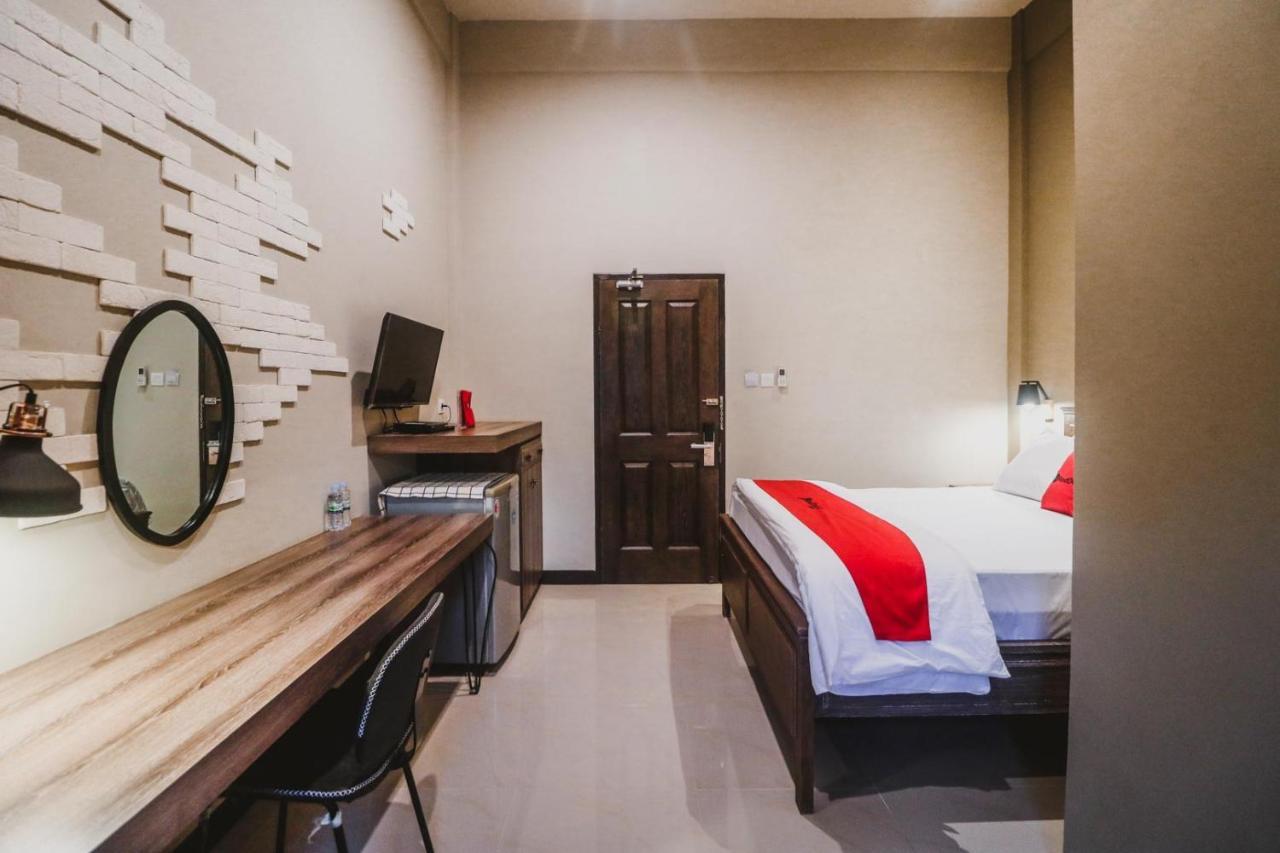 RedDoorz Plus near Mall Slipi Jaya Jakarta Exterior foto